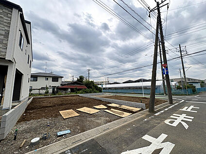 【外観写真】前面道路約6.0mの開放感ある街並み。陽当たりに