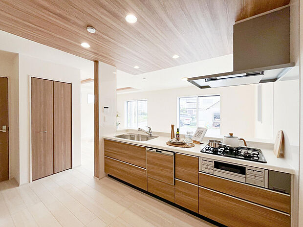 【◇キッチン2号棟）】食器洗濯乾燥機付きで面倒な食器洗いの手間も省けて時短になります！収納も十分あり、キッチン用品の収納にも便利です。ポップアップ天井付きでおしゃれな空間を演出♪