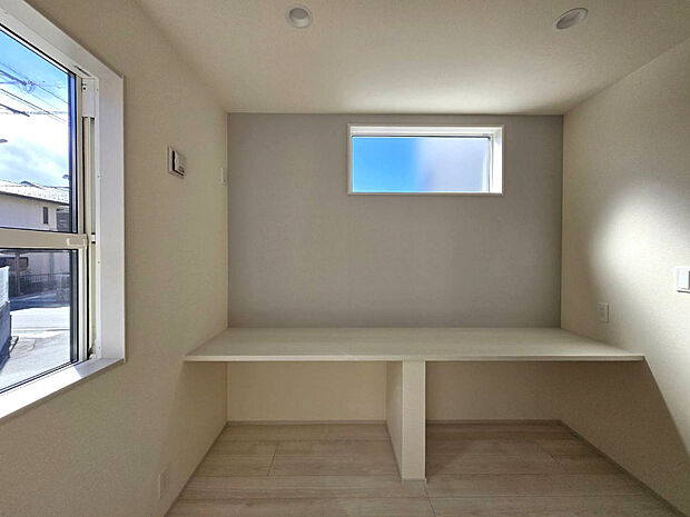 【◇スタディルーム】カウンター付きのスタディコーナーは、明るく開放的。お子さまの勉強や在宅ワーク、読書などにもぴったり。LDKとつながる心地よさで、家族の時間を共有できます。