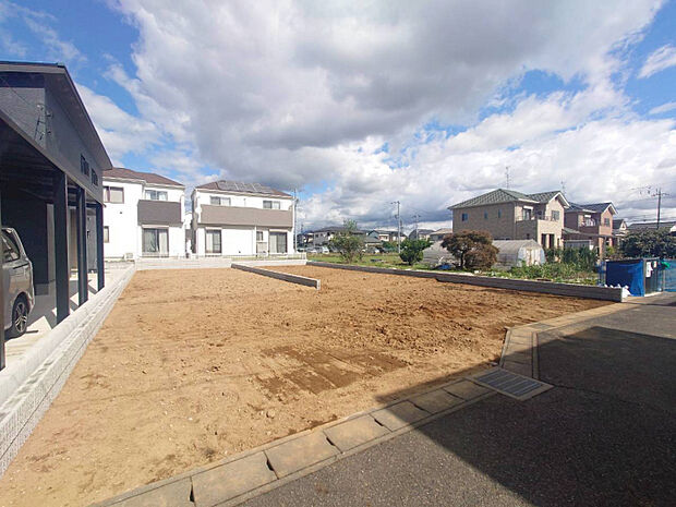 外観写真　南道路のため陽当たり良好です♪