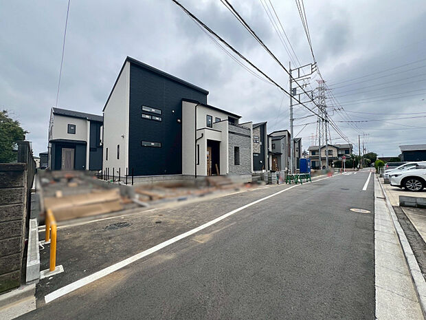 前面道路含む現地写真　左から1号棟、2号棟、4号棟、5号棟、6号棟（2026年6月21日撮影）