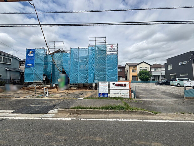 【現地写真　左から1号棟、2号棟】（2026.8.31撮影）　2号棟:4LDK＋ウォークインクローゼット＋土間収納＋パントリー物件です