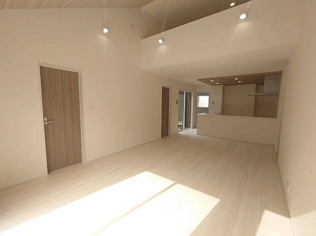 【リビング20.5帖】リビングの天井を勾配天井とし、開放感を演出しております。