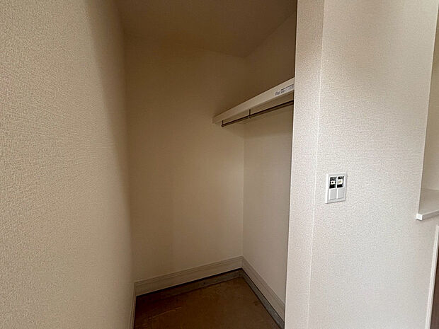 【【土間収納】】土間収納を設置しており、ベビーカーやアウトドア用品など、様々なものを収納することができます！