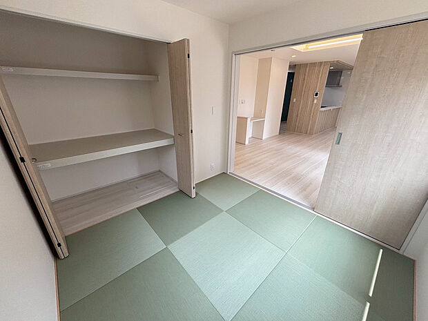 【【(2)号棟/縁なしタタミ】】タタミコーナーにより、お子様の遊び場だけではなく、落ち着いてくつろげる空間としても最適で、様々な用途に使用することができます！（2026.7.16撮影）