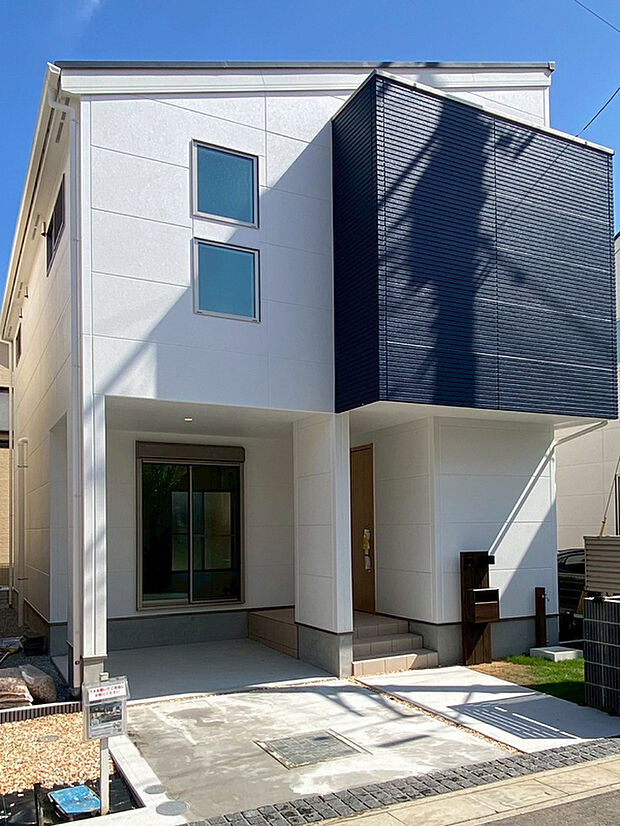 【外観】外壁は、断熱・防音効果の高いへーベルパワーボードを使用。37ｍｍの厚さ内にある気泡で外気や騒音を低減します。サッシは断熱性の高いアルミ複合樹脂サッシ。標準仕様でZEH基準をクリアする省エネ住宅です。