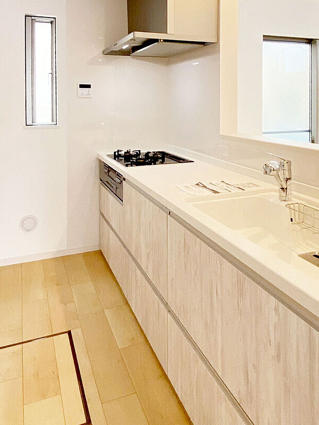 【パナソニック製システムキッチン】パナソニックならではの先進技術を取り入れた安全や環境に配慮したキッチンです。シンクは継ぎ目のない一体型なので汚れがたまりにくい「スキマレス設計」。お掃除の手間をできるだけ少なくします。