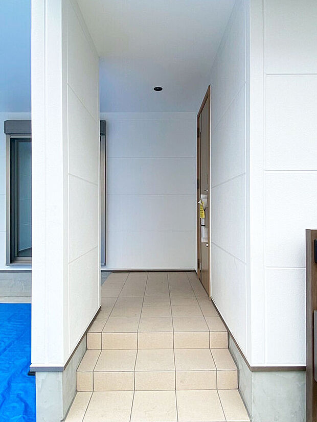 【玄関アプローチ】玄関ポーチは屋根付きで雨の日のお子様連れでもラクラクお出かけできます。宅配の荷物も雨にぬれず安心してお出かけできます。おしゃれなポストユニットを設置しました。