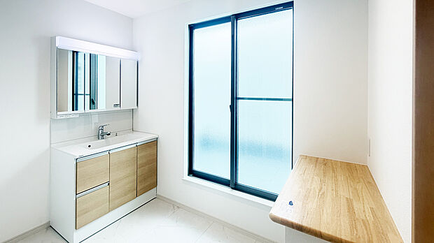 【ランドリールーム】ランドリールームは3.5帖。２階ホール、主寝室、バルコニーへアクセスでき、洗濯～干す～しまうまでの最短動線を実現しました。動線上に衣類の整理や一時置きに便利なワークカウンターを設置。