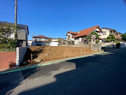 前面道路含む現地外観写真