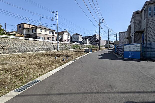 分譲地内開発道路_1（撮影_2022年4月）分譲地内の6.0mの開発道路。 分譲地の生活道路なので車の往来も少なく安全・安心です。