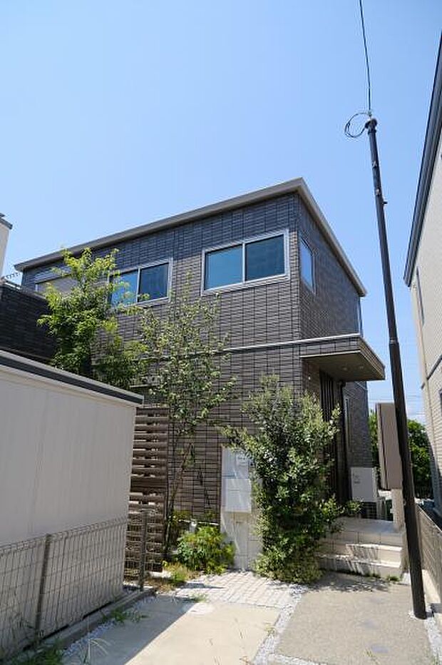 No.4_外観1（撮影_2025年8月）高耐久磁器タイルで将来にわたる外装メンテナンスコストを抑えられます。