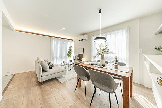 No.2_LDK2(撮影_2025年9月)コーブ照明の柔らかな光のグラデーションが空間を心地よく演出します。