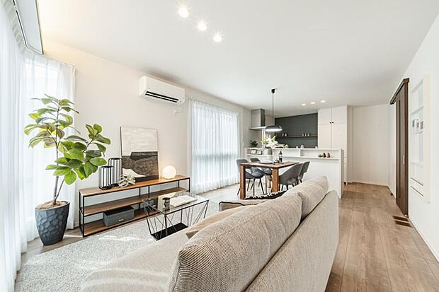 No.2_LDK3(撮影_2025年9月)窓を大きくとり明るい光が差し込むリビング。