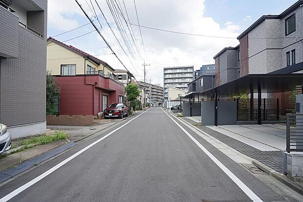 前面道路(撮影_2024年8月)幅員約6mの前面道路。
