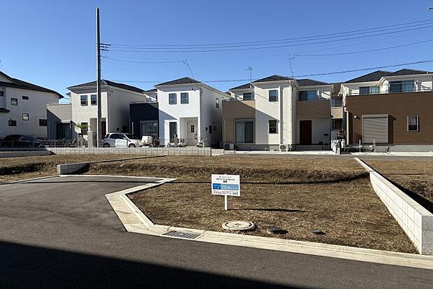 No.4_土地1（撮影_2024年11月）敷地面積：120.08平方メートル（36.32坪）。開発道路南側接道箇所が約5.5mと広いため、角地のような特性も持つ区画。