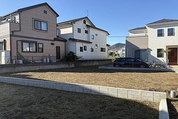 No.6_土地1（撮影_2024年11月）敷地面積：165.26平方メートル（49.99坪）北西側接道区画。敷地形状を活かしたプライベート空間の確保も可能。