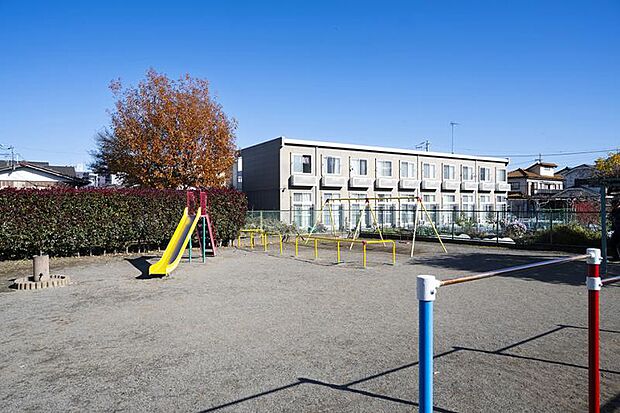 野火止四丁目児童遊園（最長：約170m／徒歩3分）ブランコ、滑り台、鉄棒、砂場があり、少しお散歩をしたい時にも気軽に利用できる公園です。