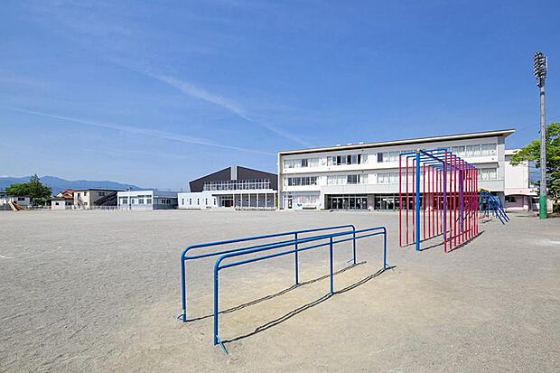 甲府市立山城小学校（最短：約1300m／徒歩17分・最長：約1300m／徒歩17分）生徒数1007人（2022年度）