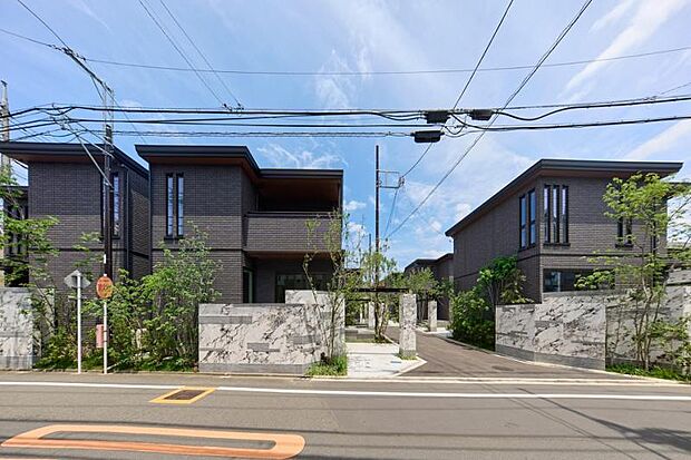 まちなみ2（撮影_2024年5月）斜めに設計された大理石調のオブジェは、「八の字」に手を広げるイメージで分譲地に訪れる人々を迎え入れます。※販売済区画を含む場合がございます。