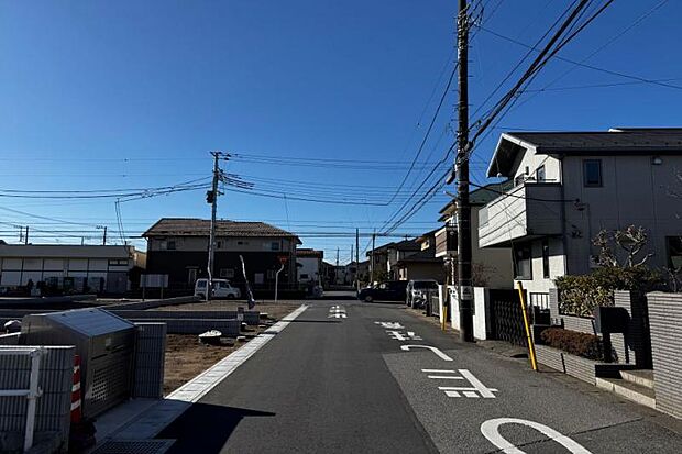 前面道路1（撮影_2025年3月）車通りも少なく、安全にお過ごし頂けます。