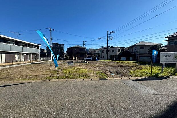 分譲地全景3（撮影_2024年12月）分譲地西側から撮影。3方向に道路があり、開放的な分譲地となっております。※販売済区画を含む場合がございます。最新の販売状況は区画図等をご参照下さい。