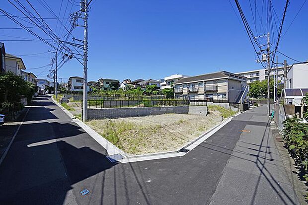 土地全景_1（撮影_2024年_9月）全12区画の分譲地。ひな壇の分譲地は、隣地の建物との高低差が生まれ、各区画へ十分な陽光が差し込みます。ガイドラインで調和した景観を計画。