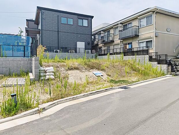 No.11_土地1（撮影_2025年9月）道路よりも高い地盤面なので通行人からの視線が気にならないプランが可能です。