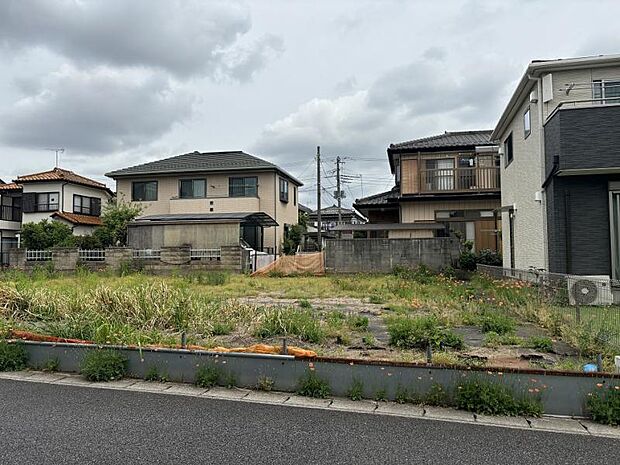 No.3_土地(撮影_2025年5月)電柱、電線は道路向かいにあるので、空を広く感じられます。