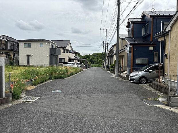 前面道路1(撮影_2025年5月)No.1区画からNo.3区画に向かって撮影した前面道路です。No.1の正面は転回広場のため道路幅にゆとりがあり、駐車がラクラクです。