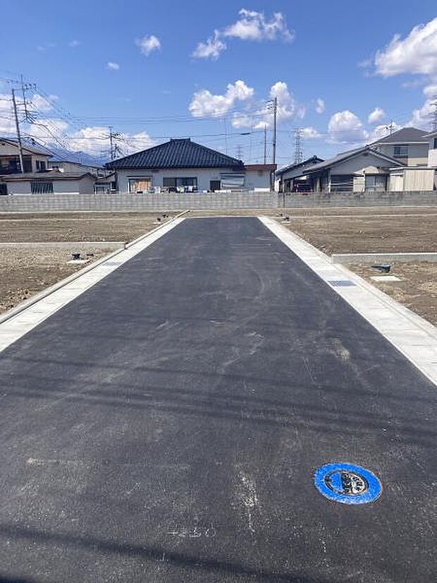 No1・2・3・4・5・6_前面道路（撮影_2025年5月）幅員5.0ｍで全区画共通の分譲地内道路