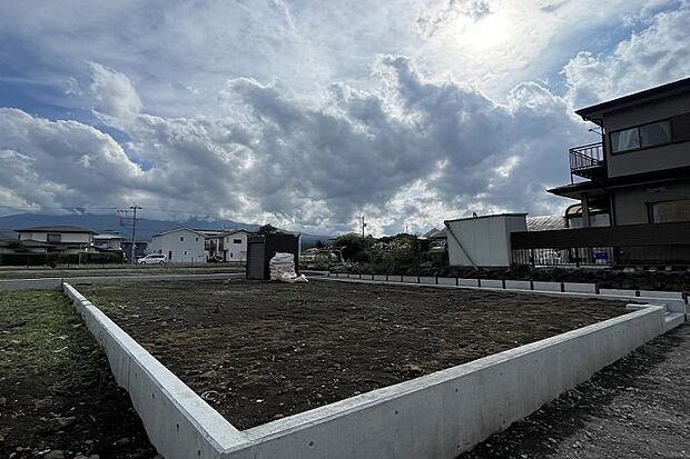 No.2_土地(撮影_2025年9月)北西より撮影。土地面積:211.74m2(64.05坪)