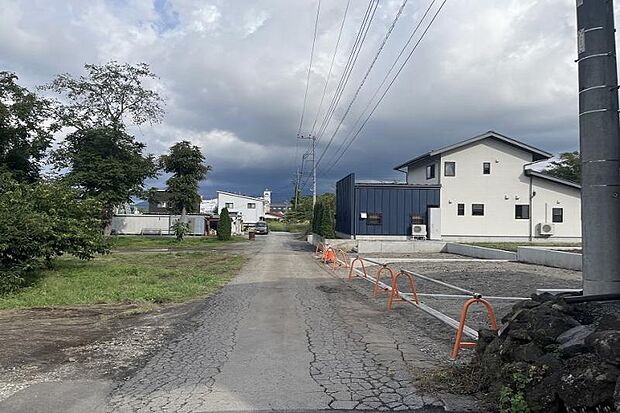 前面道路(撮影_2025年9月)幅員が約4.0mあり、交通量も少なく運転が苦手な人でも安心して通行することができます。