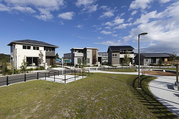 まちなみ3（撮影_2025年10月）まちなみガイドラインに沿った統一感のある外構工事※販売済区画を含む場合がございます。最新の販売状況は区画図等をご参照下さい。