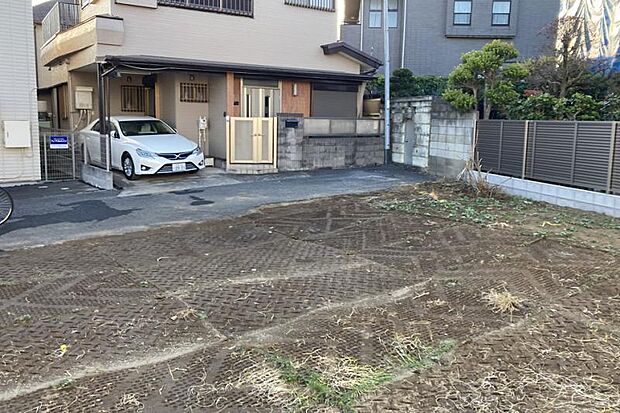土地1(撮影_2025年12月)南側道路の奥まった敷地。37坪で駐車計画も立てやすい区画です。