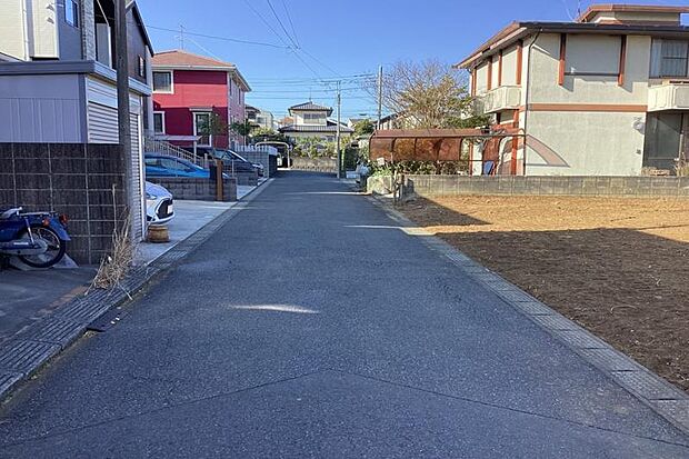 前面道路（撮影_2026年1月）南道路で幅も4m以上あり、ゆとりをもって駐車可能です。