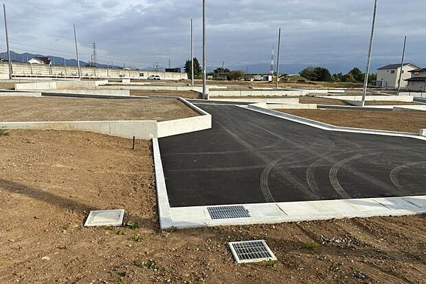 No.7_土地2(撮影_2025年11月)北西より撮影。南側区画との敷地延長部分はお互いに地役権を付けあう為、駐車もしやすくなっています。