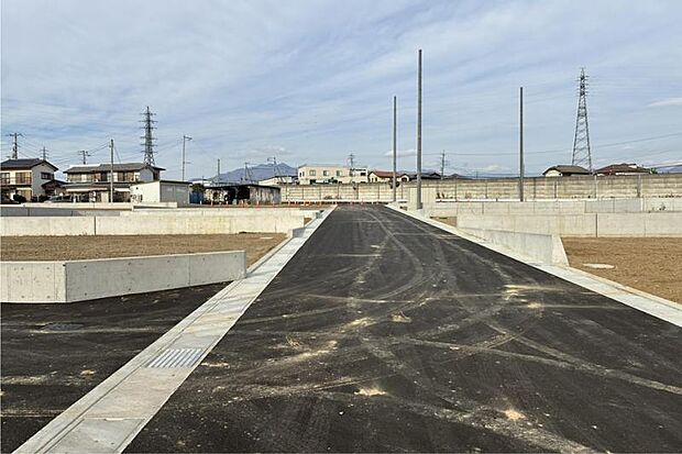 No6No7No10_前面道路1(撮影_2025年11月)南側より撮影。前面道路は幅員が6.0mと広く敷地への車の出し入れがしやすい広さになっています。