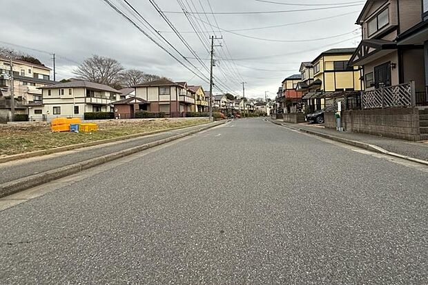 前面道路1(撮影_2026年3月)前面道路は約9.4メートルのきれいな道路です。