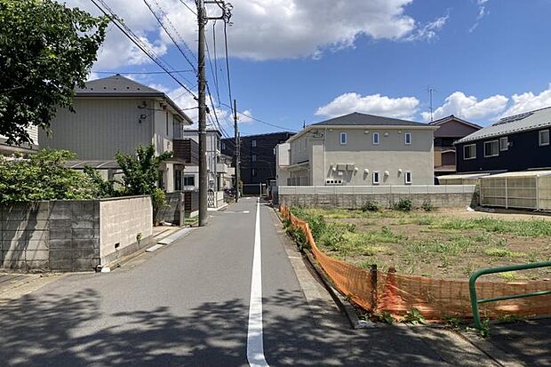 前面道路1(撮影_2026年5月)幅員4mの前面道路。
