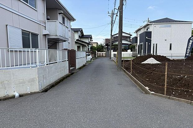 前面道路（撮影_2026年6月）幅員約6mの前面道路。