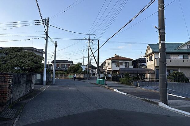 No.1_前面道路2(撮影_2026年9月)周辺は戸建住宅が整う街並み。ゆったりとした暮らしを叶えます。