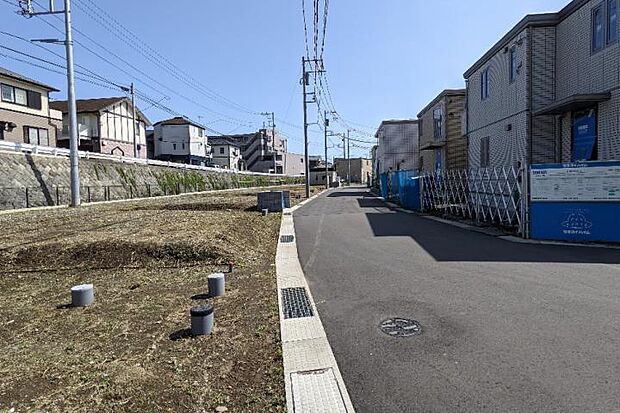 【分譲地内開発道路_2（撮影_2022年4月）】分譲地内の6.0mの開発道路。 分譲地の生活道路なので車の往来も少なく安全・安心です。