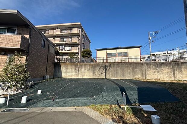 No.14_土地1(撮影_2026年1月)敷地面積121.69平方メートルのゆとりある区画設定。建物計画を取り易そう。幅員約6mのゆとりのある前面道路で車の出し入れもスムーズ。