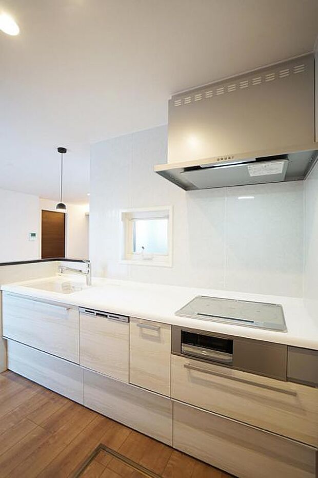 【No.4_キッチン1（撮影_2023年12月）】料理をしながら、リビングダイニングを見渡す設計の対面キッチン。背面キャビネットの収納量に期待。二面開口を採用、自然光を感じることができそう。