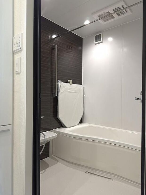 【No.3_浴室（撮影_2024年6月）】お子様と一緒でも洗い場を広く使えたり、半身浴も出来るSマルチ浴槽仕様。浴室乾燥機も完備しておりますので室内干しも可能です。