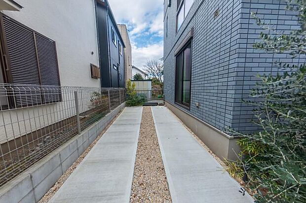 【No.2_駐車場（撮影_2025年_1月）】2台駐車も可能です。