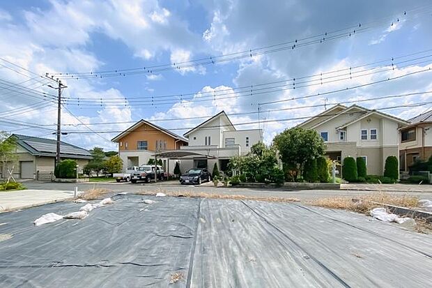 【No.3_土地3（撮影_2025年9月）】周辺は低層住宅街なので高い建物が少なく開放感のある立地です。