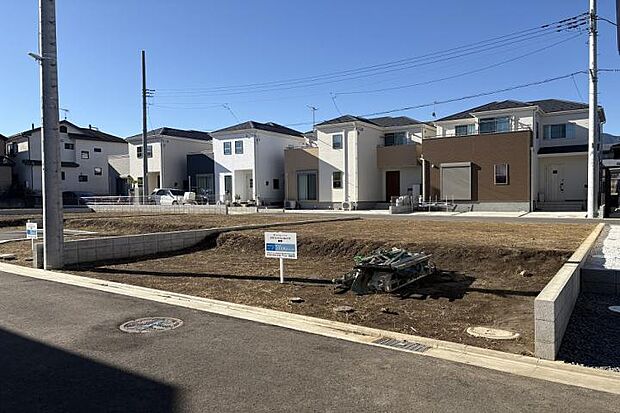 【No.3_土地1（撮影_2024年11月）】敷地面積：120.08平方メートル（36.32坪）で2方向の開発道路に面するため日当たりや風通しも良好な区画。