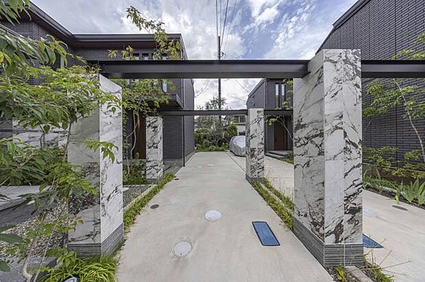 【No.6_外観1（撮影_2025年9月）】少し奥まった駐車場はプライベートを大切にされる方に最適。